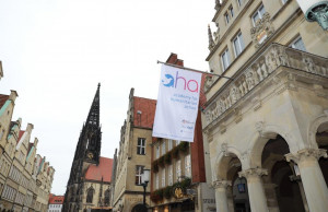 Stadtweinhaus: Fahne für Humanität