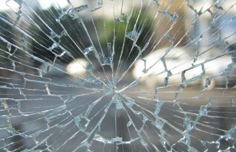 Autofahrer flüchtet nach Abbiegeunfall