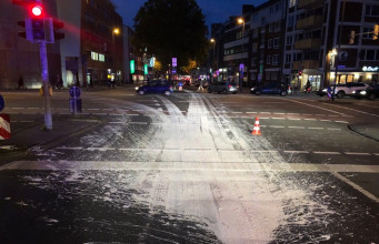 Kreuzungsbereich durch verlorenen Farbeimer stark verschmutzt