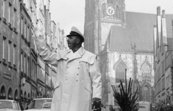 Schaufenster Stadtgeschichte“: Polizist Bubi regelt den Verkehr