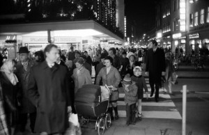 Schaufenster Stadtgeschichte: Vorweihnachtliches Gedränge vor 50 Jahren